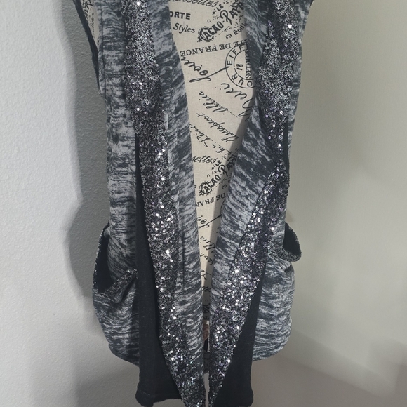 Juicy Couture Beautiful Black & Gray Sequin Vest W/ Pockets (EUC)(XS)🖤🩶🖤 - Picture 3 of 7